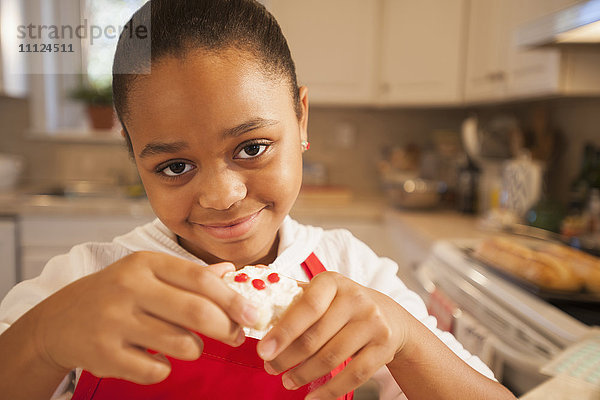 Afroamerikanisches Mädchen backt in der Küche