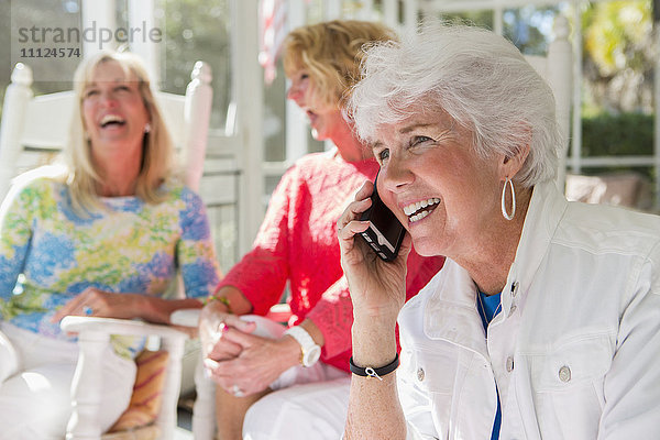 Kaukasische Frau  die mit einem Handy telefoniert