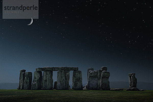 Mondsichel über dem Stonehenge-Denkmal  Wiltshire  Vereinigtes Königreich