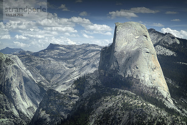 Felsblock mit Blick auf den Yosemite  Kalifornien  Vereinigte Staaten