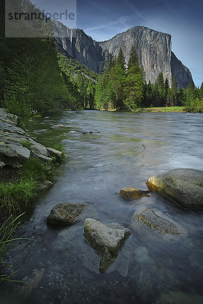 El Capitan über dem stillen See  Yosemite  Kalifornien  Vereinigte Staaten