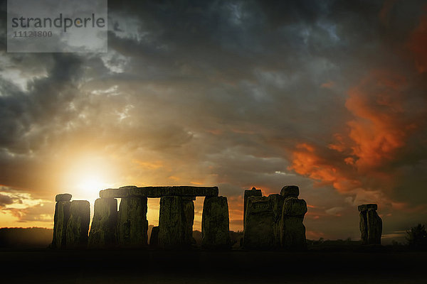 Sonnenaufgang über Stonehenge  Wiltshire  Vereinigtes Königreich