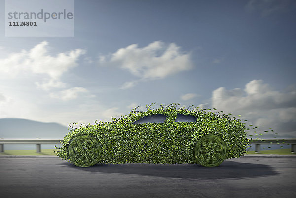 Auto bedeckt mit wachsenden Pflanzen