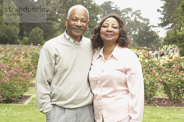 Älteres afrikanisches Paar lächelt im Freien