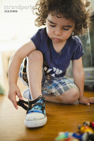 Gemischte Rasse Junge Befestigung Schuhe