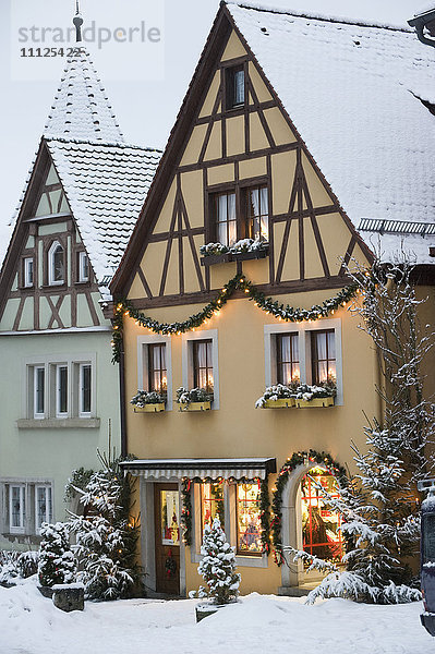 Beschauliches  verschneites Dorf  weihnachtlich geschmückt