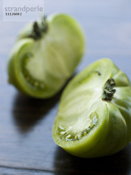 Grüne Tomate in Scheiben geschnitten