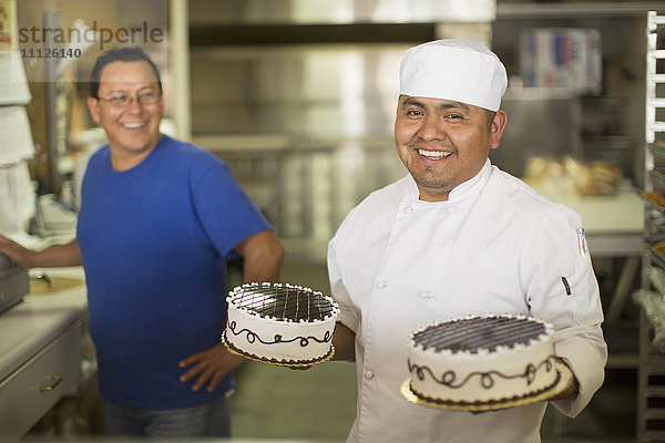 Hispanischer Bäcker lächelnd in der Küche