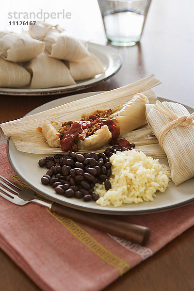 Tamales  Bohnen und Reis auf dem Teller