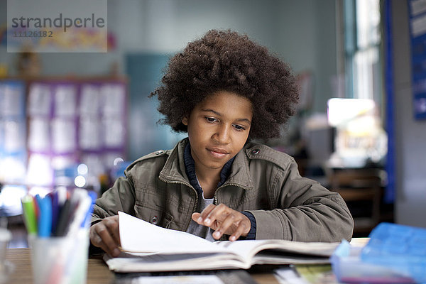 Afroamerikanischer Junge beim Lernen im Klassenzimmer