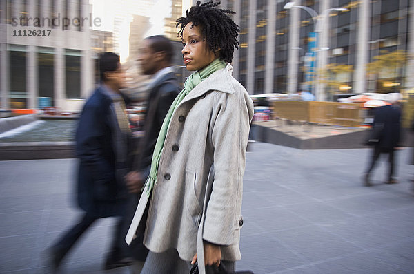 Afroamerikanische Frau auf städtischem Bürgersteig