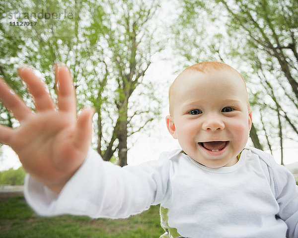 Kaukasisches Baby lachend im Freien