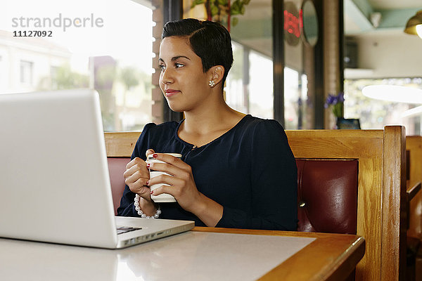 Hispanische Geschäftsfrau arbeitet in einem Restaurant