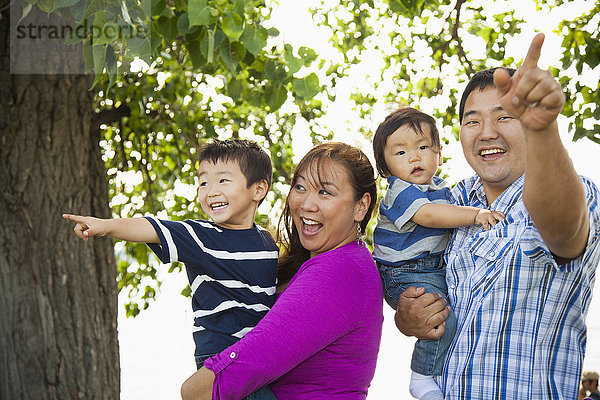Japanische Familie spielt im Park