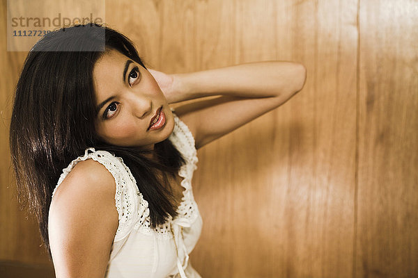 Asiatische Frau mit Hand im Haar