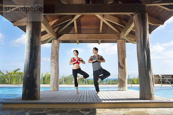 Ehepaar übt gemeinsam Yoga