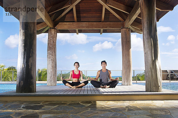 Ehepaar übt gemeinsam Yoga