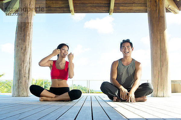 Ehepaar übt gemeinsam Yoga