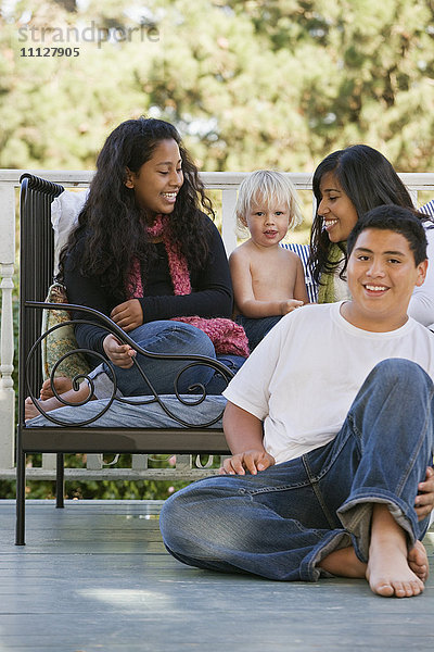 Hispanische Familie sitzt auf der Veranda