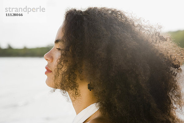 Profil einer hispanischen Frau am Meer