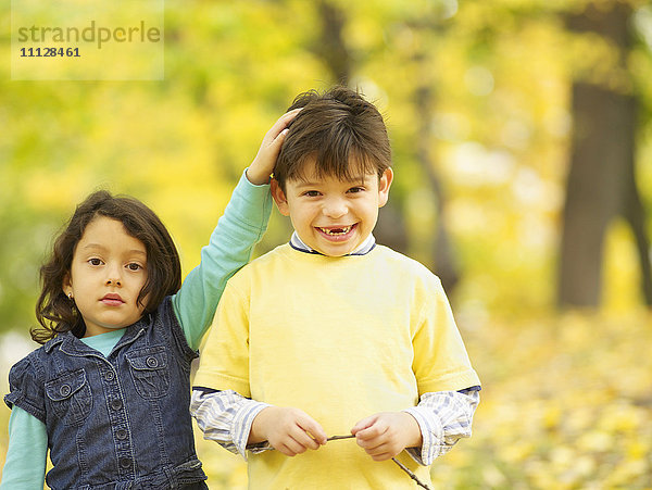 Hispanischer Bruder und Schwester im Herbst im Freien