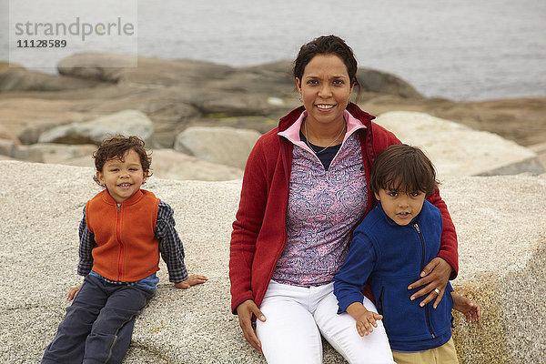 Mutter und Jungen genießen den Strand