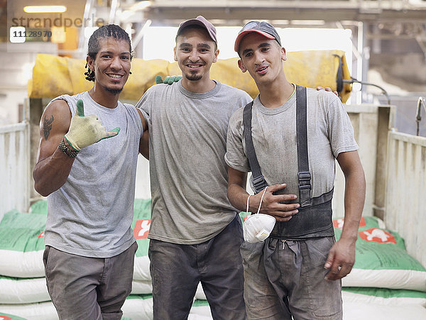 Spanische Arbeiter  die sich in einer Fabrik umarmen