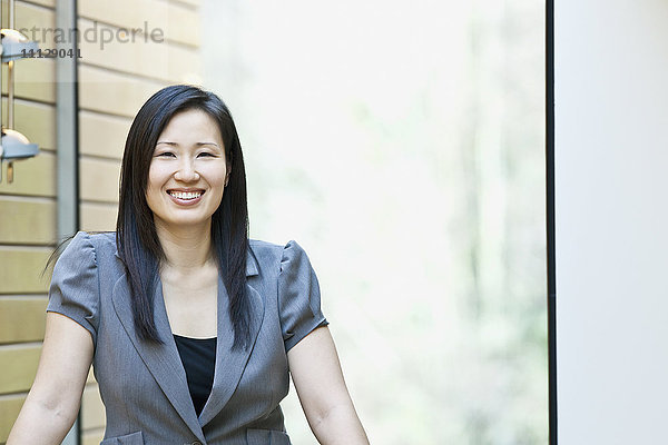 Asiatische Geschäftsfrau lächelt im Büro