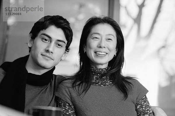 Asiatische Mutter lächelnd mit Sohn