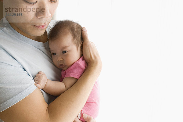 Chinesischer Vater hält seine kleine Tochter