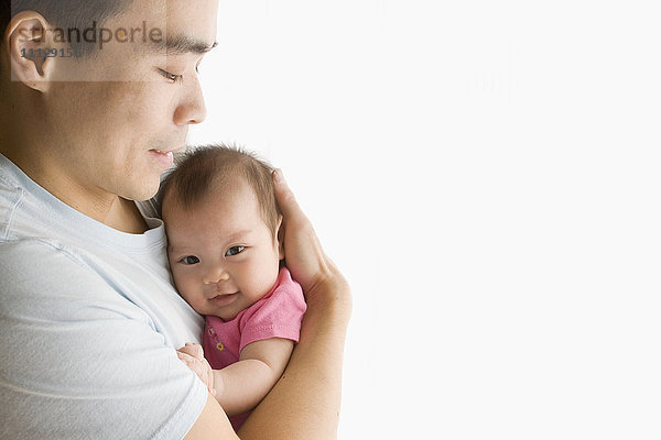 Chinesischer Vater hält seine kleine Tochter