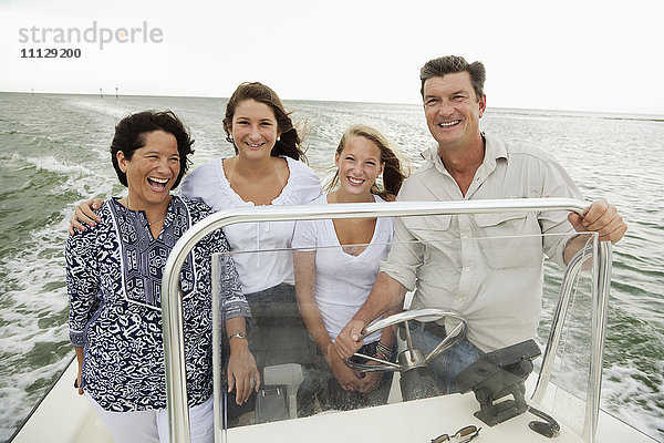 Lächelnde Familie beim Bootfahren im Freien