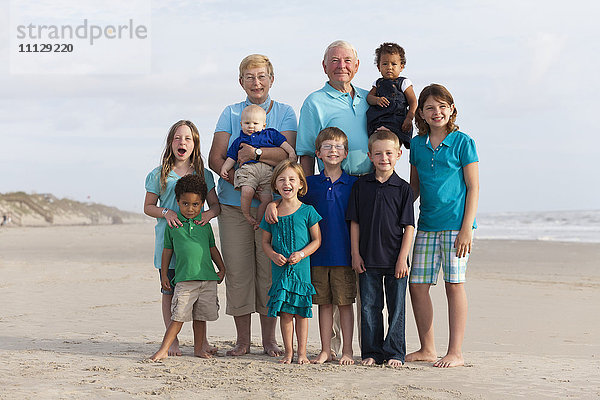 Glückliche Mehrgenerationen-Familie  die gemeinsam den Strand genießt