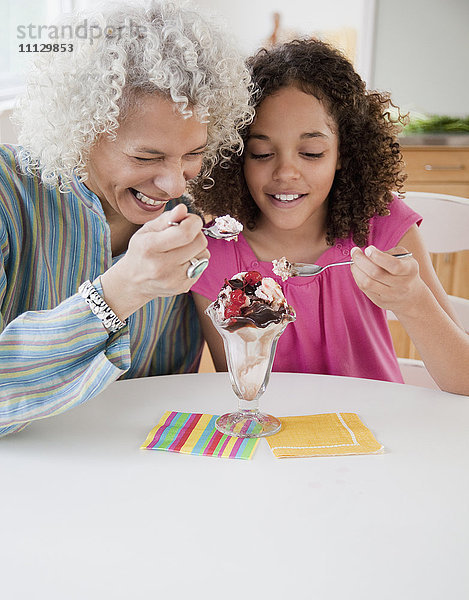 Großmutter und Enkelin teilen sich einen Eisbecher