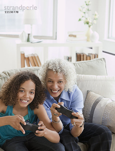 Großmutter und Enkelin spielen ein Videospiel