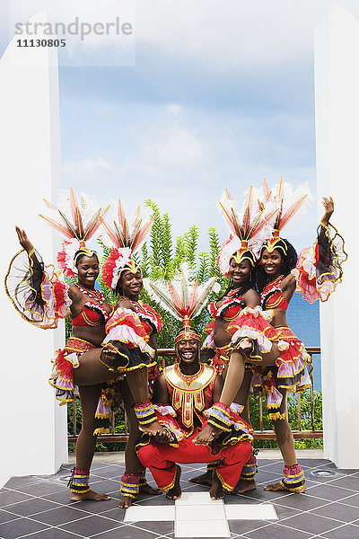 Afrikanische Gruppe in traditioneller Kleidung