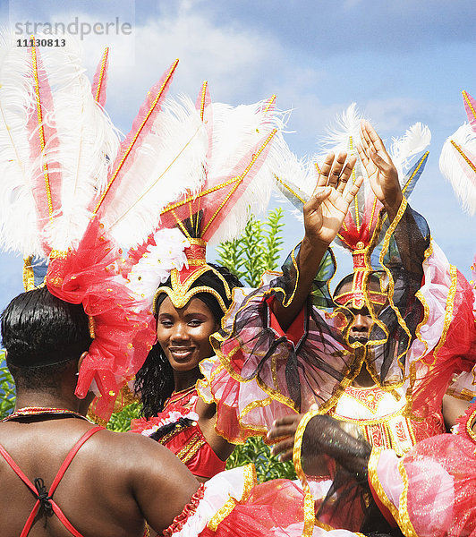 Afrikanische Tanzgruppe in traditioneller Kleidung
