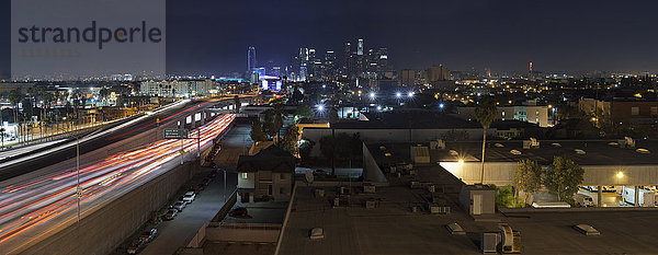 Stadt und Landstraße bei Nacht