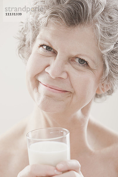 Kaukasische Frau trinkt Milch