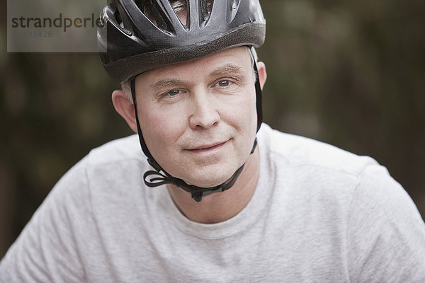 Kaukasischer Mann mit Fahrradhelm