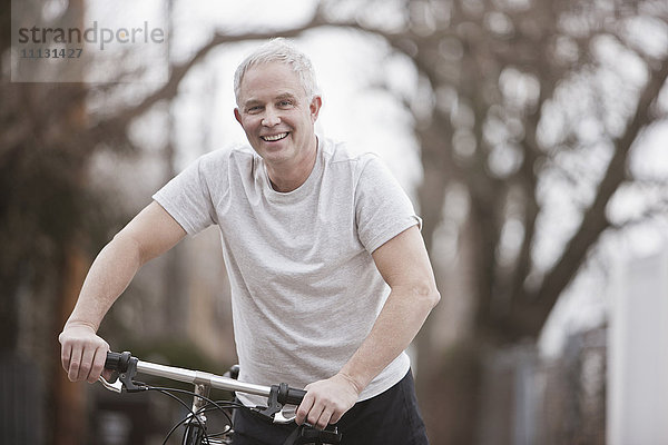 Kaukasischer Mann fährt Fahrrad