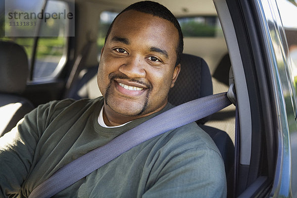 Afrikanischer Mann fährt Auto