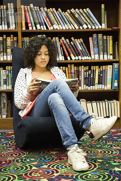 Gemischtrassiges Mädchen studiert in der Bibliothek