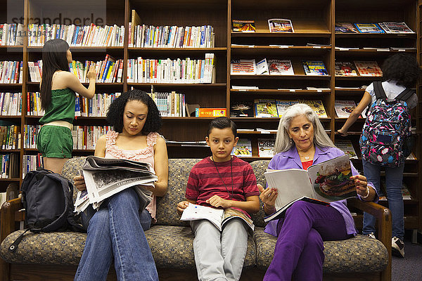 Menschen lesen in der Bibliothek