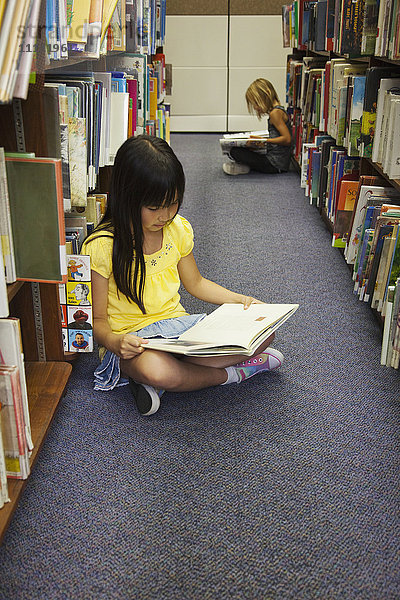 Mädchen lesen Bücher in der Bibliothek