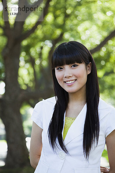 Asiatische Frau lächelnd im Park