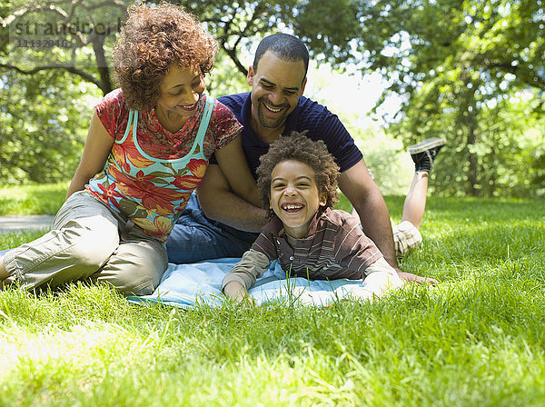 Familie hat Spaß im Park