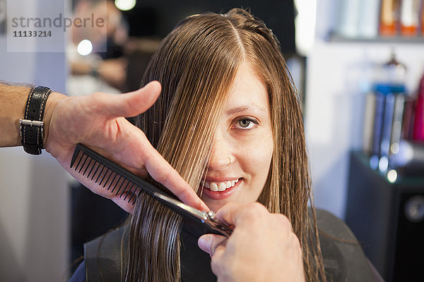 Frau beim Haarschnitt im Salon
