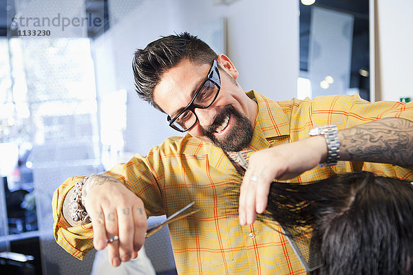 Friseurin schneidet Haare im Salon