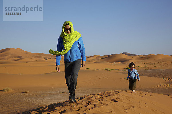 Mutter und Sohn wandern in der Wüste